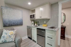 Køleskab, mikrobølgeovn, kogeplade, opvaskemaskine