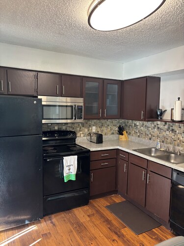 Stylish Comfort in Arlington’s Entertainment District!