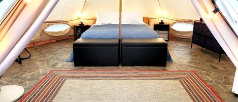 1 habitación, caja de seguridad en la habitación y ropa de cama