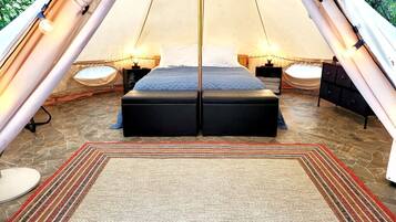 Caja de seguridad en la habitación y ropa de cama