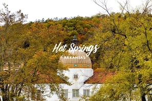 Un bâtiment surmonté d’un dôme et portant une enseigne sur laquelle on peut lire : « Hot Springs, Arkansas ».