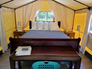 1 bedroom, in-room safe, bed sheets - Black Fox Den - Hot Springs National Park - Dog Friendly (Hot Springs)