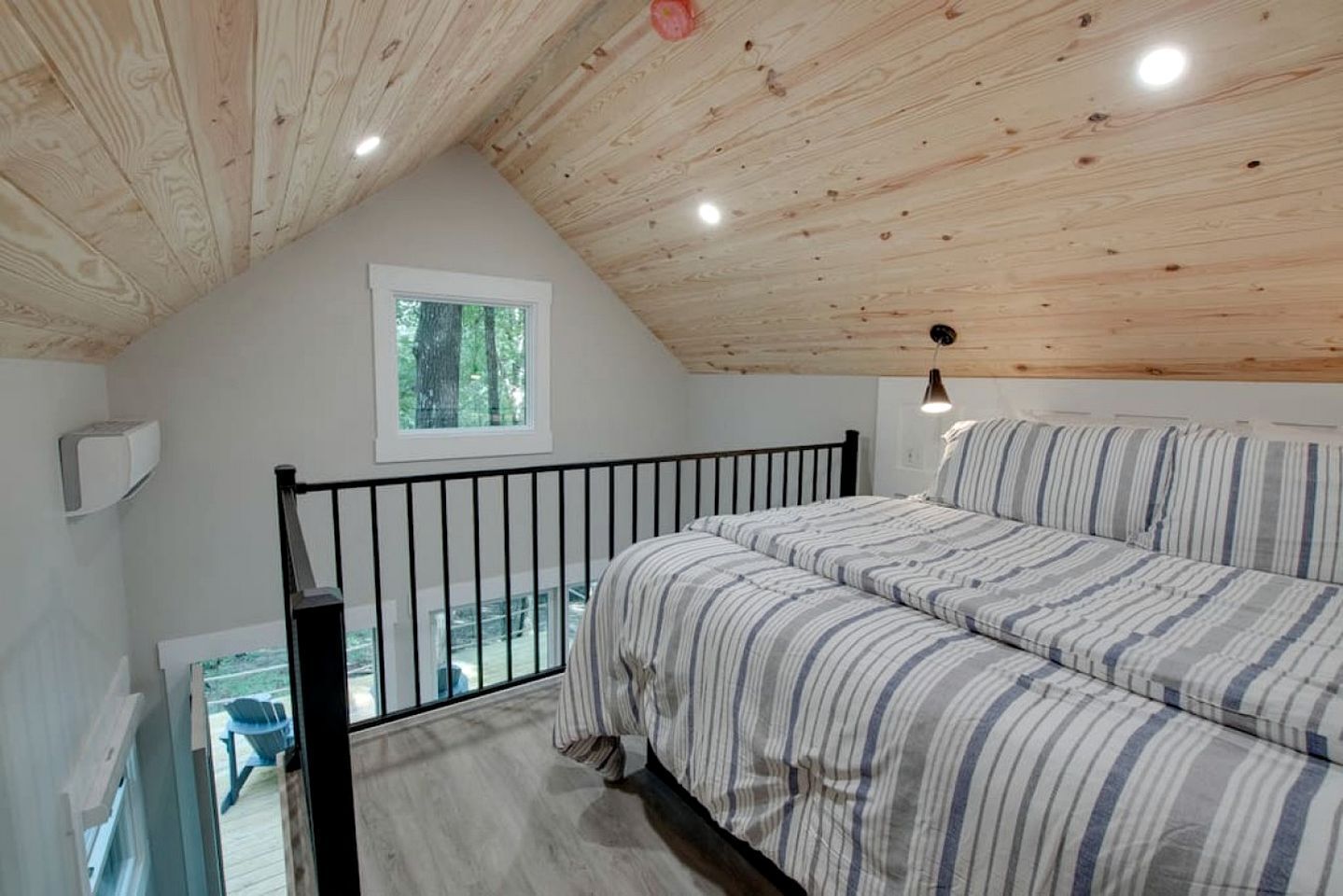 1 bedroom, desk, WiFi, bed sheets