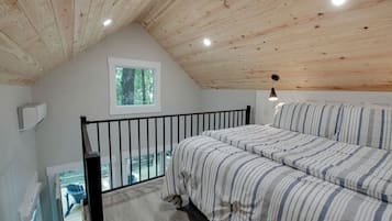 1 bedroom, desk, WiFi, bed sheets