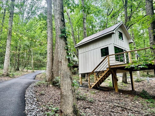 Breathtaking Treehouse with Barbecue and Hot-tub in Scottsboro, Alabama