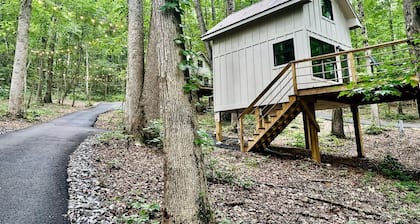 Breathtaking Treehouse with Barbecue and Hot-tub in Scottsboro, Alabama