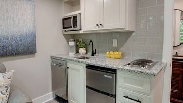 Kühlschrank, Mikrowelle, Herdplatte, Geschirrspüler