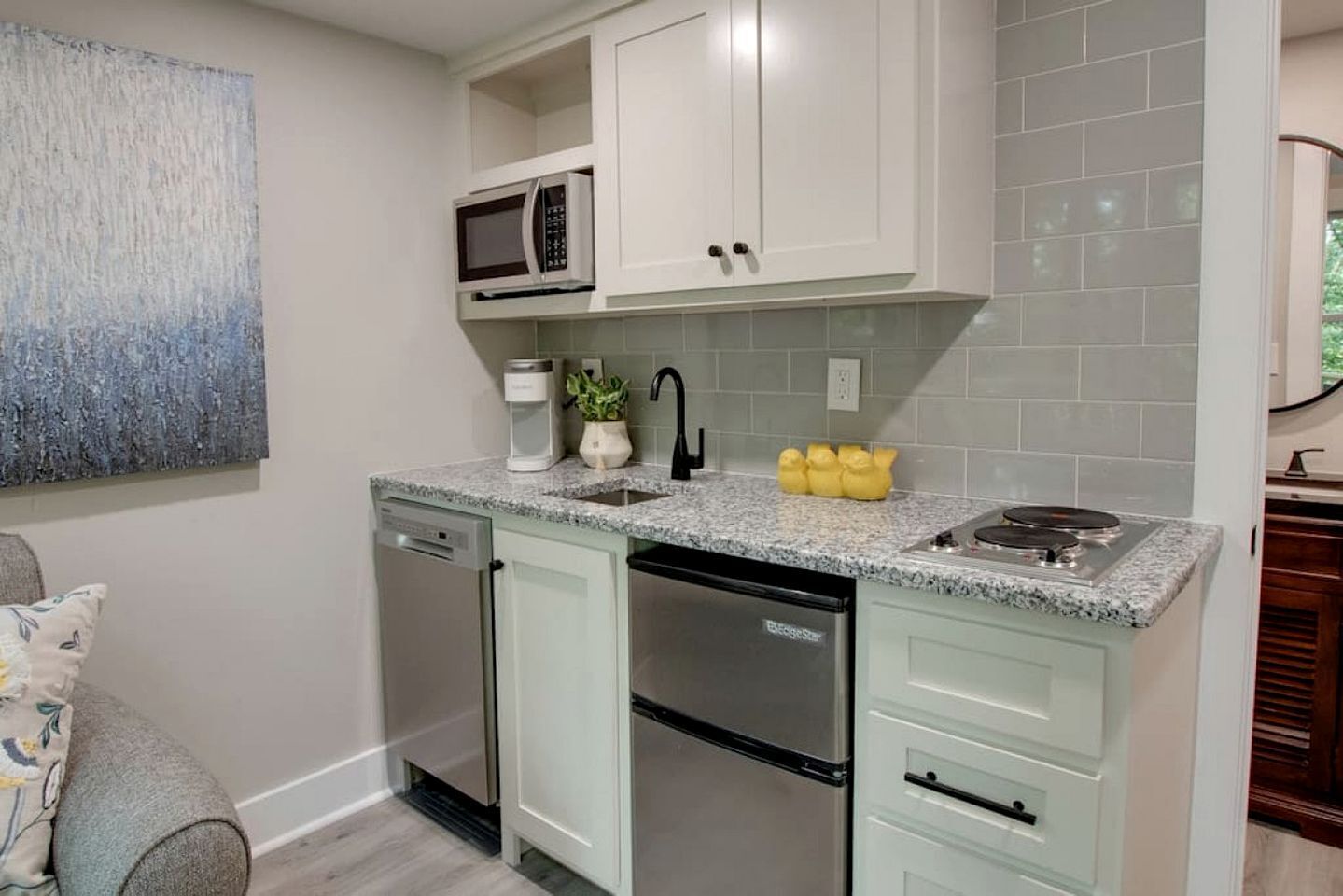 Coffee/tea maker, fridge, microwave, stovetop