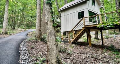 Breathtaking Treehouse with Barbecue and Hot-tub in Scottsboro, Alabama