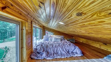 2 bedrooms, desk, WiFi, bed sheets