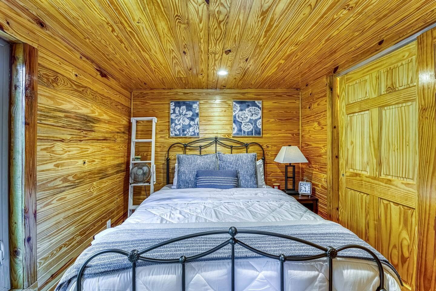 2 bedrooms, desk, WiFi, bed sheets