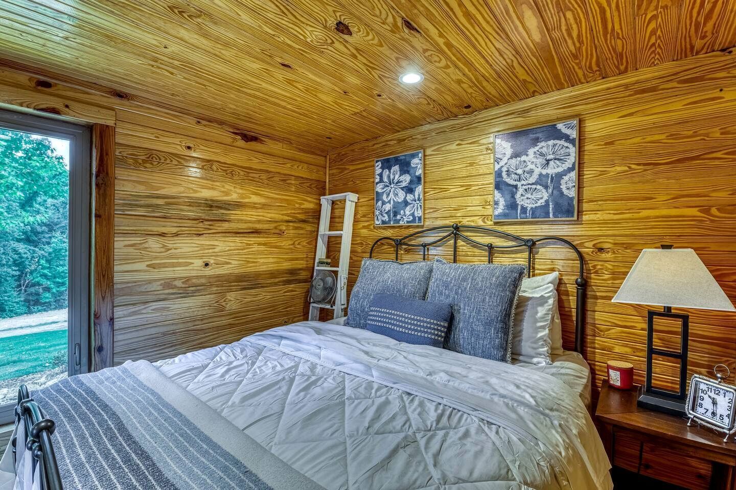 2 bedrooms, desk, WiFi, bed sheets