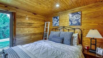 2 bedrooms, desk, WiFi, bed sheets