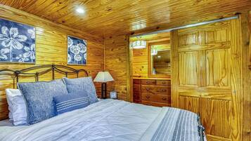 2 bedrooms, desk, WiFi, bed sheets