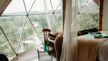 2 bedrooms, desk, WiFi, bed sheets