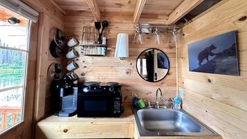 Réfrigérateur, micro-ondes, cafetière/bouilloire, grille-pain