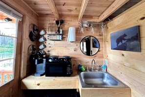 Refrigerador, microondas, cafetera y tetera y tostadora 