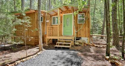 Cozy Tiny Cabin with Porch & Fire Pit near Scenic Trails in Western Arkansas