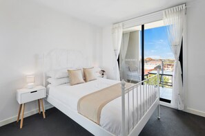 2 bedrooms, iron/ironing board, bed sheets - Executive and Spacious Apartment With Balcony (Melbourne)