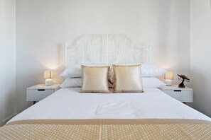 2 عدّة غرف نوم ومكواة/لوح كي وملاءات أسرّة