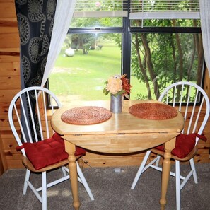 Dining - Cozy Cabin Retreat Close to Rivers and Lakes in Eureka Springs, Arkansas (Eureka Springs)
