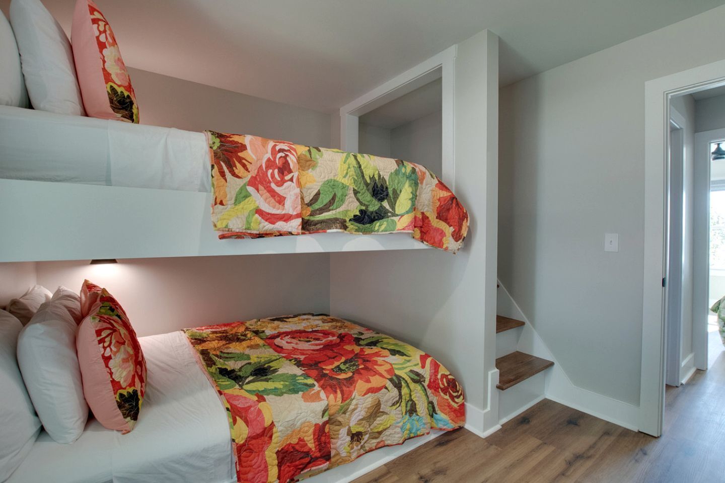 2 多间卧室、办公桌、熨斗/熨衣板、WiFi