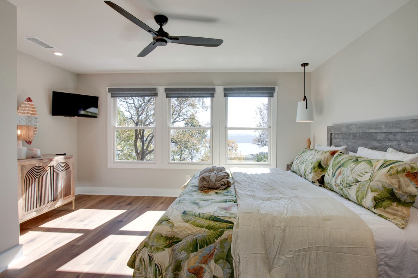 2 bedrooms, desk, iron/ironing board, WiFi