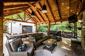 Outdoor dining - Sweet Tiny House Nestled Among the Towering Trees in Alabama (Scottsboro)