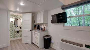 Coffee/tea maker, fridge, microwave, dishwasher