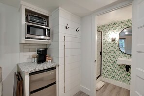 Cafetera y tetera, refrigerador, microondas y lavavajillas 