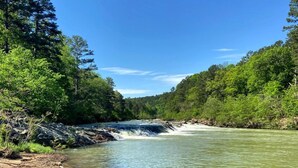 Un río serpentea por una zona boscosa bajo cielos despejados.