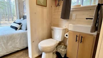 Secador de cabelo, toalhas de banho, sabonete, shampoo