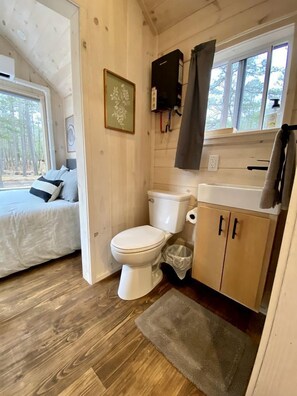 Hair dryer, towels, soap, shampoo - Majestic Nordic Tiny House with Private Deck, Grill and Fire Pit in Arkansas (Boles)