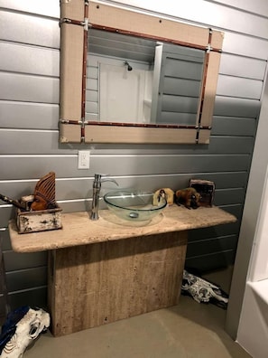 Bañera de hidromasaje, secador de pelo, jabón y champú