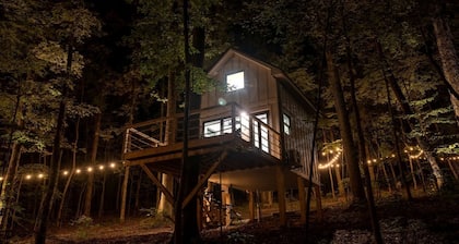 Off-grid Tree House Suitable for Four in Alabama