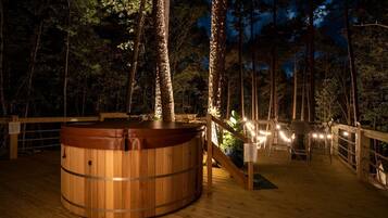 Outdoor spa tub