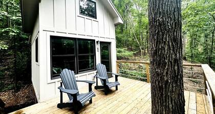 Off-grid Tree House Suitable for Four in Alabama
