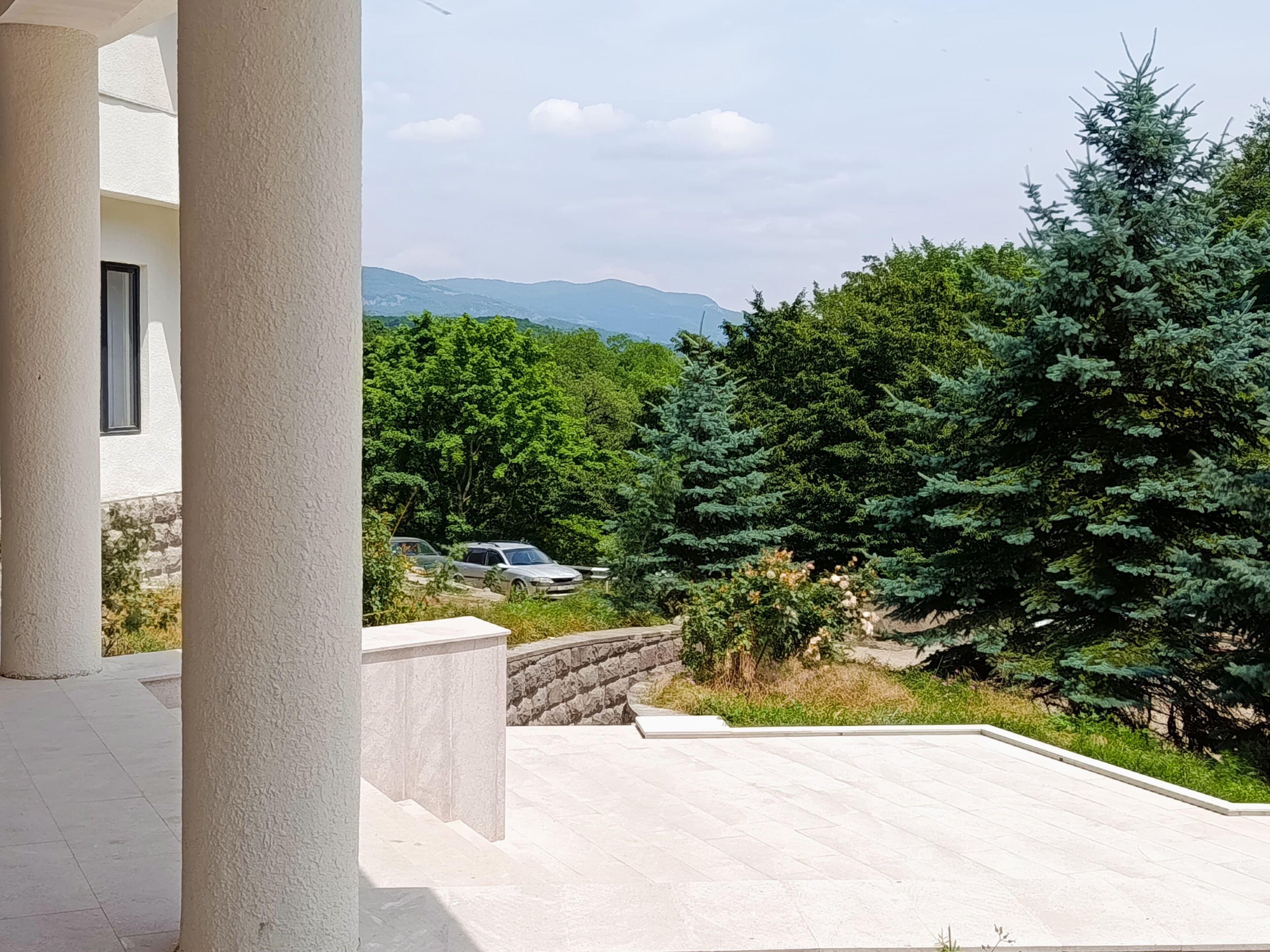 Vista frontal de la propiedad