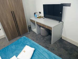 Doppia Comfort, balcone, vista montagna | Una cassaforte in camera, una scrivania, postazione laptop