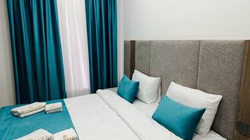 Comfort-Doppelzimmer, Balkon, Bergblick | Zimmersafe, Schreibtisch, laptopgeeigneter Arbeitsplatz