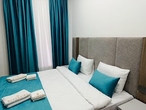 ห้องคอมฟอร์ทดับเบิล, ระเบียง, วิวภูเขา | ตู้นิรภัยในห้องพัก, โต๊ะทำงาน, พื้นที่ทำงานแบบใช้แล็ปท็อป, ผ้าม่านกันแสง