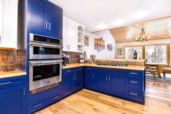 Coffee/tea maker, fridge, microwave, oven