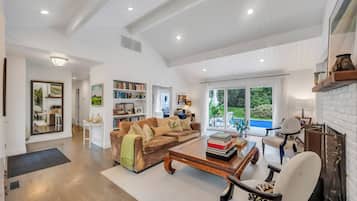 Smart TV, fireplace, stereo