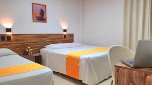 Desk, free WiFi - HOTEL BELLAVISTA (Paulo Afonso)