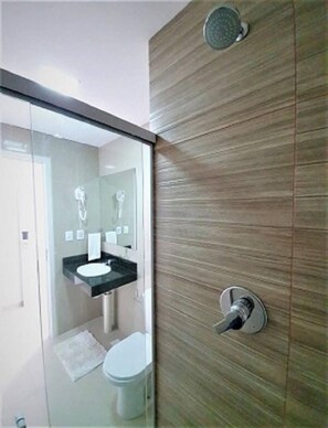 Douche, sèche-cheveux, serviettes fournies, savon