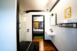 Toalhas de banho, sabonete, shampoo, papel higiênico