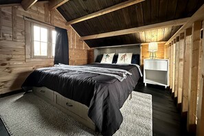 2 bedrooms, WiFi, bed sheets - Solar Powered Lakefront Twin Tiny Houses in Cantwell Alaska, Perfect for a Group Getaway to Denali National Park (Cantwell)