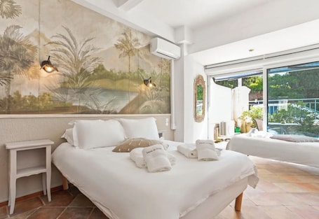 9 bedrooms, WiFi, bed sheets. Villa 50 meters from the sea sea view in the heart of the village of st Aygulf