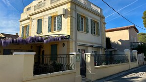 A two-story building with a balcony, a gate, and a sign that reads "ESQUILE AU SAUVAGE". - Villa 50 meters from the sea sea view in the heart of the village of st Aygulf (Fréjus)