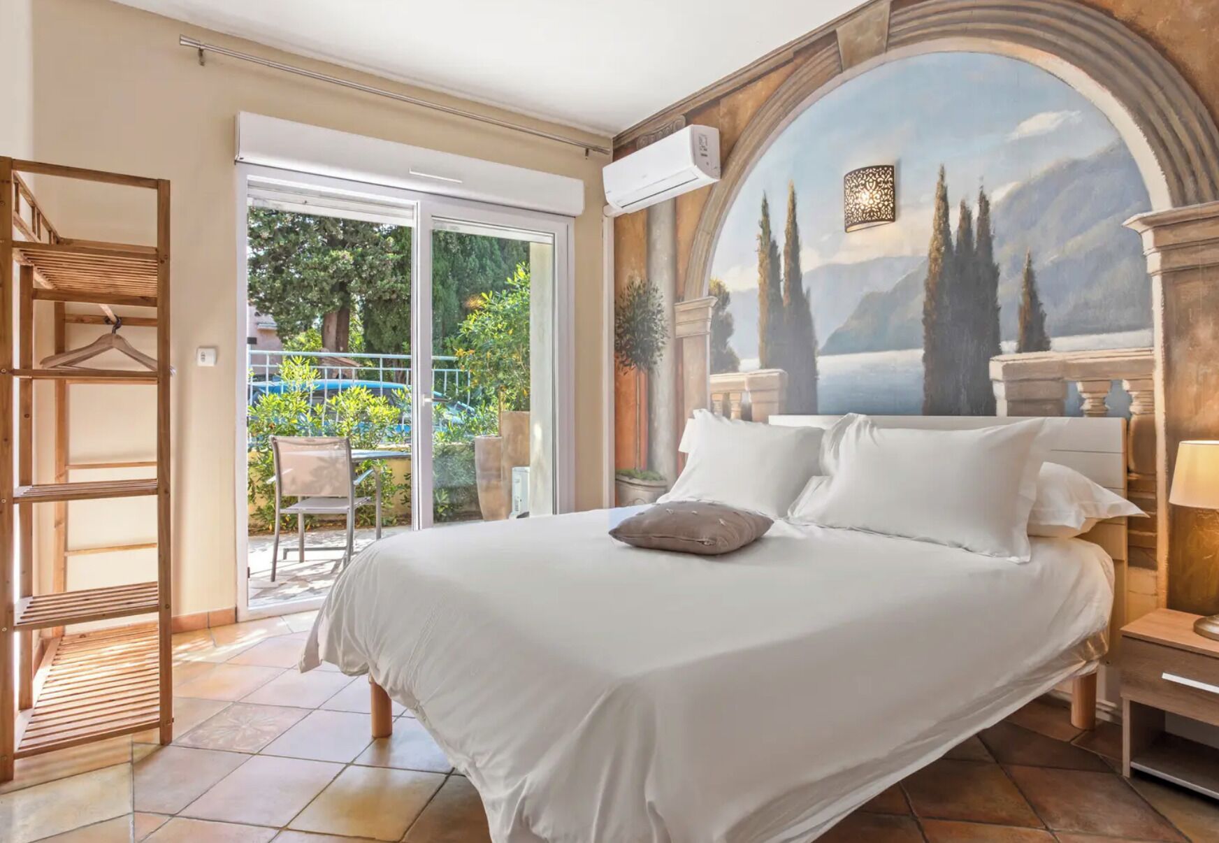 9 bedrooms, WiFi, bed sheets